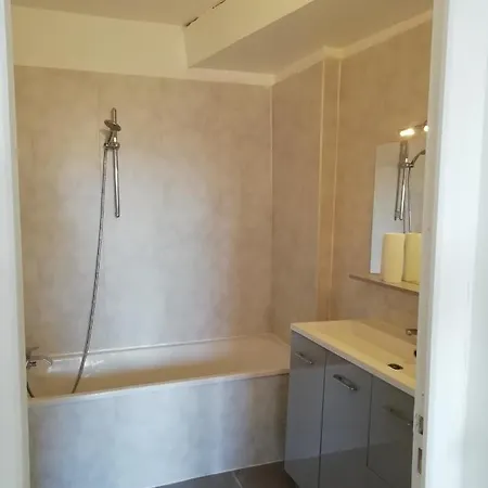 Ancienne Caserne Du Chateau *