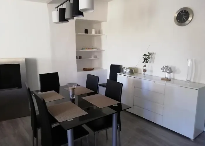 Ancienne Caserne Du Chateau Feriehus