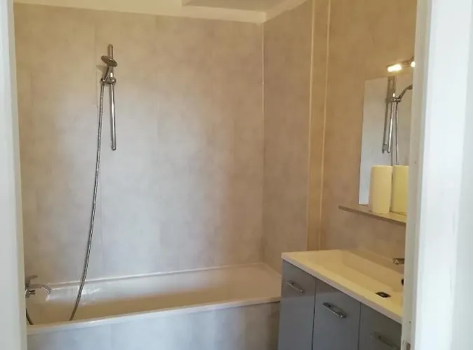 Ancienne Caserne Du Chateau *