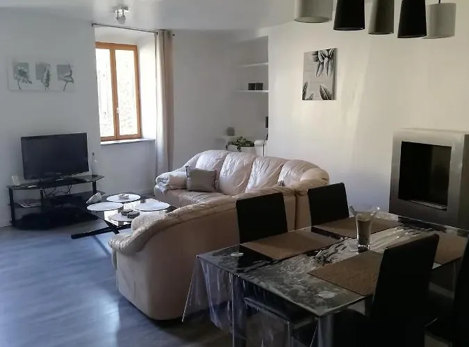 Ancienne Caserne Du Chateau Feriehus Azille