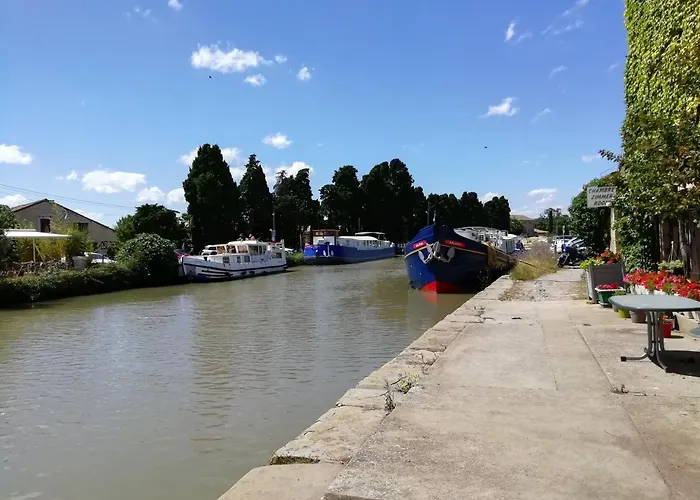 Ancienne Caserne Du Chateau * Azille