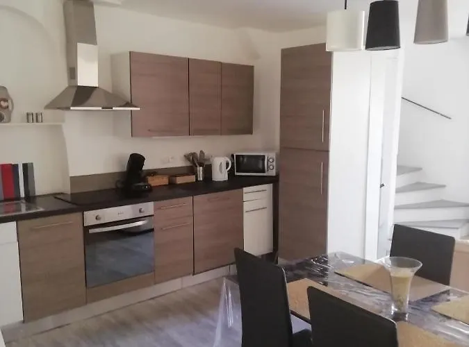 Ancienne Caserne Du Chateau Feriehus